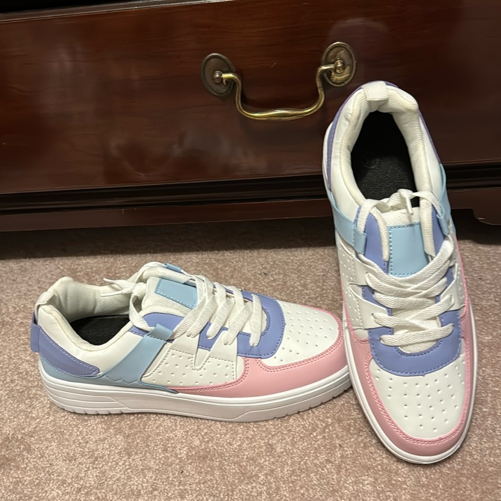 Size 9 colorful sneaker